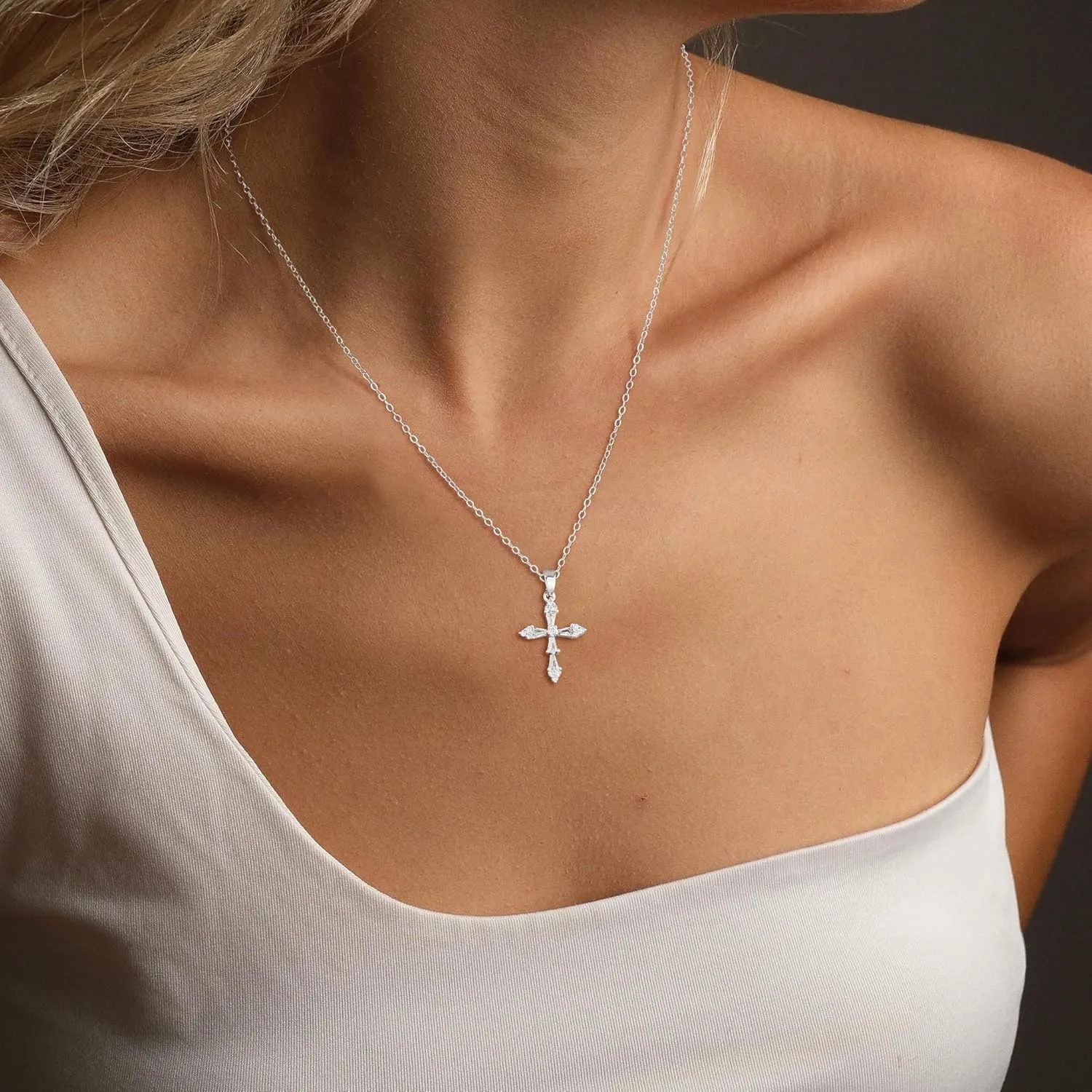 Cross Necklace for Women 14K Gold/Silver Plated Dainty Small Cross Pendant Choker Simple Trendy Cute Cross Charm Chain Necklace Religious Faith Jewelry Gift