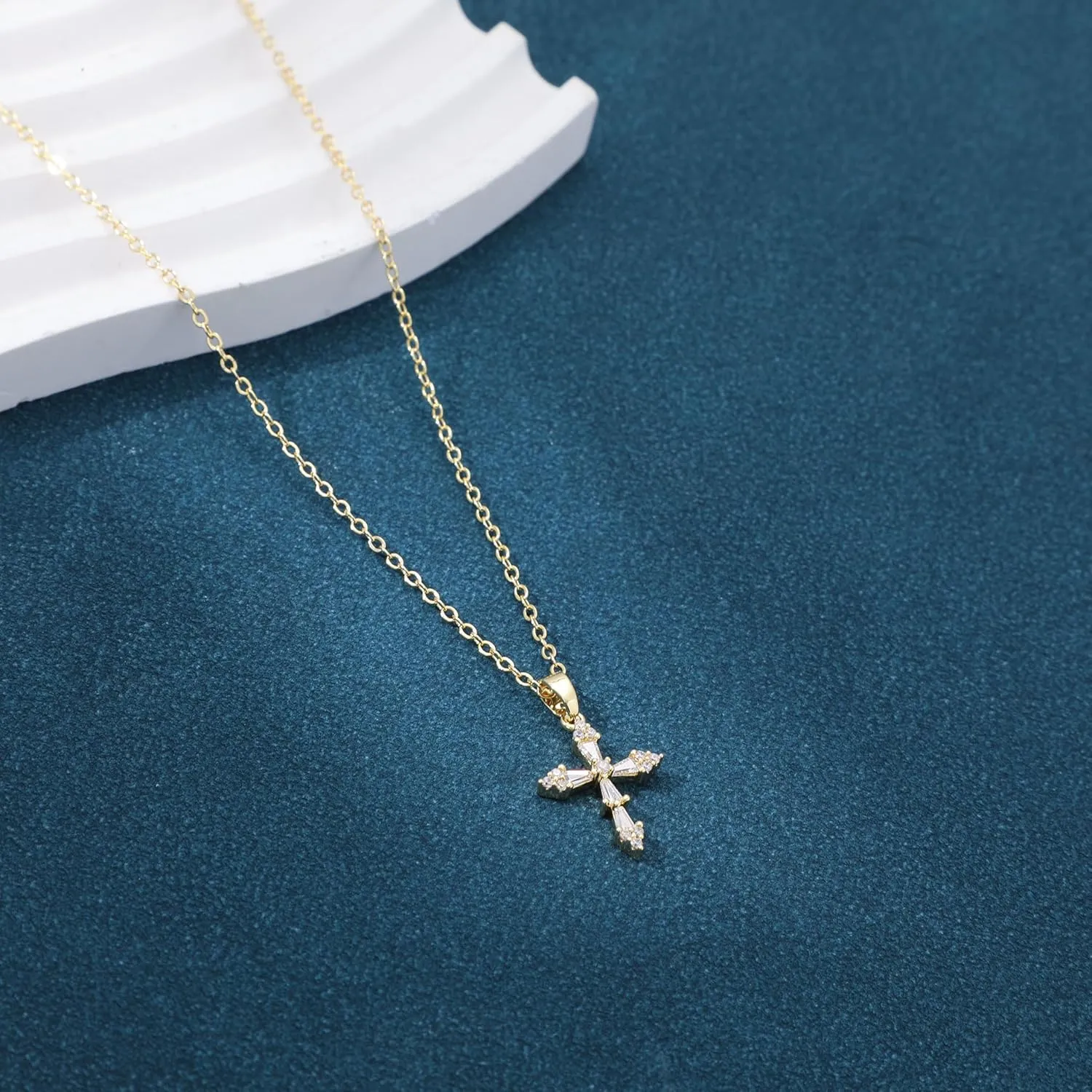 Cross Necklace for Women 14K Gold/Silver Plated Dainty Small Cross Pendant Choker Simple Trendy Cute Cross Charm Chain Necklace Religious Faith Jewelry Gift