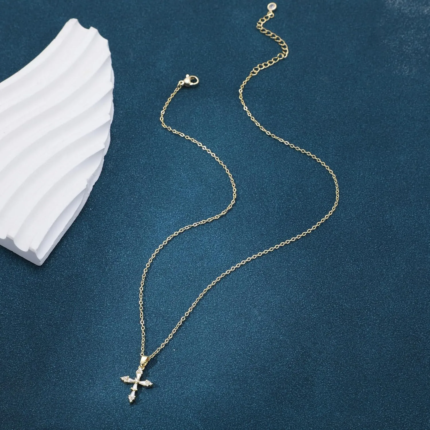 Cross Necklace for Women 14K Gold/Silver Plated Dainty Small Cross Pendant Choker Simple Trendy Cute Cross Charm Chain Necklace Religious Faith Jewelry Gift
