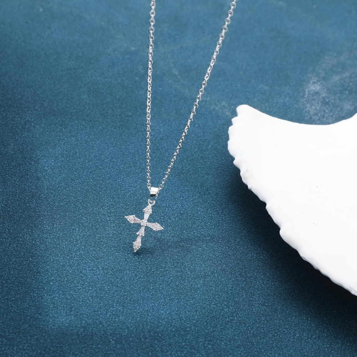 Cross Necklace for Women 14K Gold/Silver Plated Dainty Small Cross Pendant Choker Simple Trendy Cute Cross Charm Chain Necklace Religious Faith Jewelry Gift