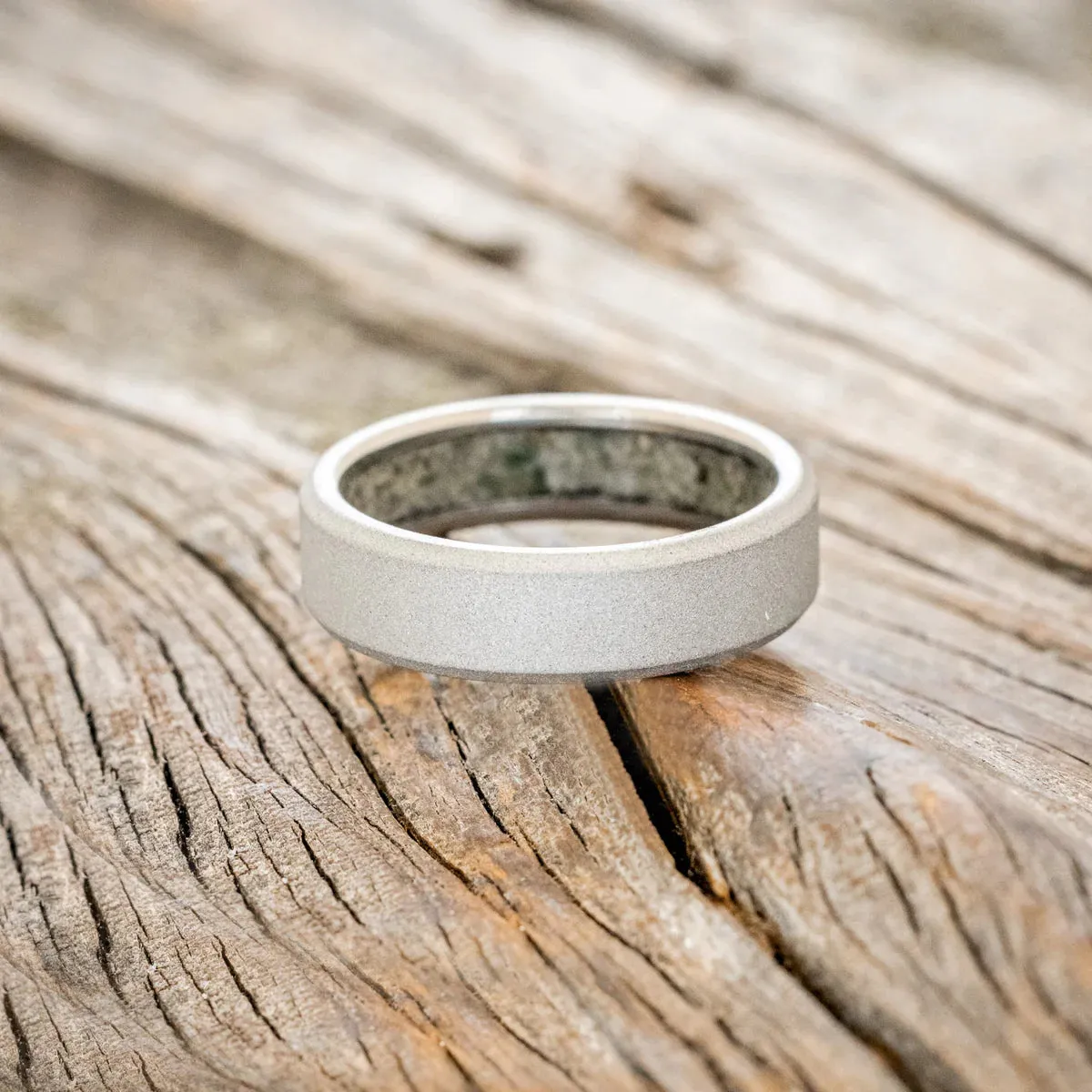 CRUSHED MOSS AGATE LINED WEDDING BAND WITH A SANDBLASTED FINISH - TITANIUM (6MM) - SIZE 8