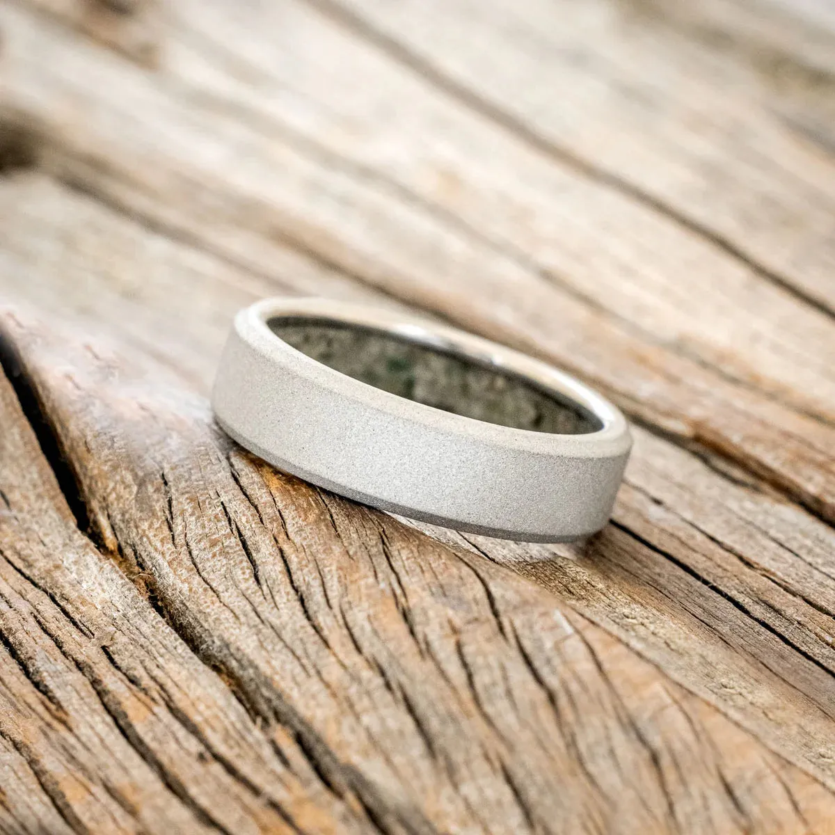 CRUSHED MOSS AGATE LINED WEDDING BAND WITH A SANDBLASTED FINISH - TITANIUM (6MM) - SIZE 8