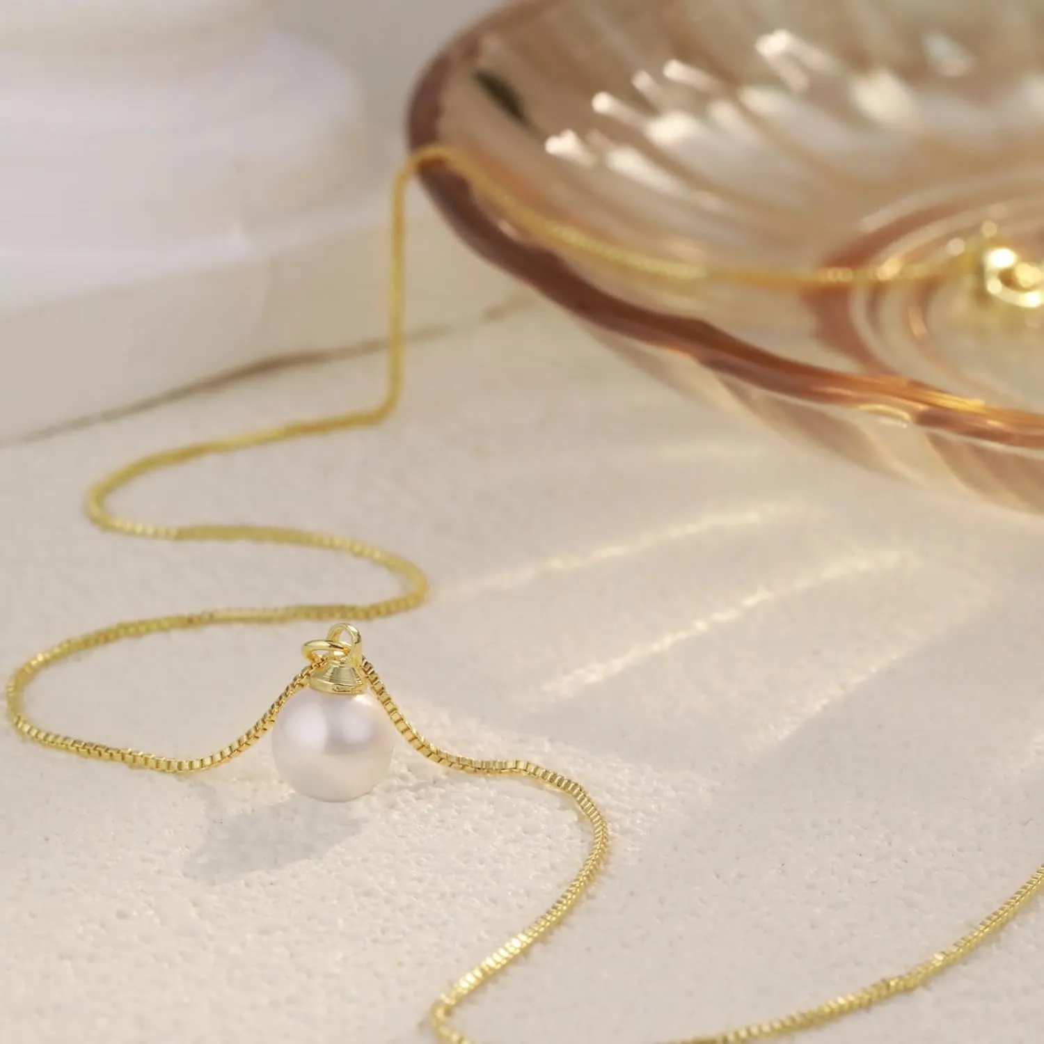 Dainty Pearl Pendant Necklaces for Women 14k Gold/Silver Plated Layered Pearl Chain Necklace Trendy Simple Box Paperclip Chain Pearl Necklace Gold Pearl Necklace Wedding Beach Gold Jewelry Gift for Women