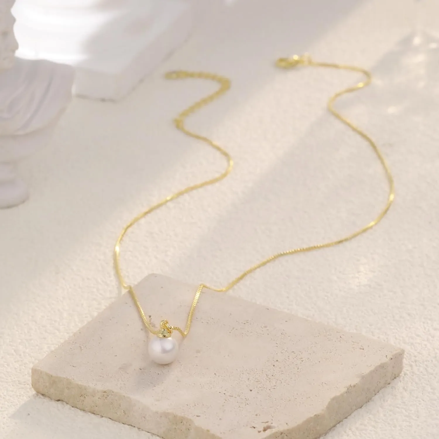 Dainty Pearl Pendant Necklaces for Women 14k Gold/Silver Plated Layered Pearl Chain Necklace Trendy Simple Box Paperclip Chain Pearl Necklace Gold Pearl Necklace Wedding Beach Gold Jewelry Gift for Women