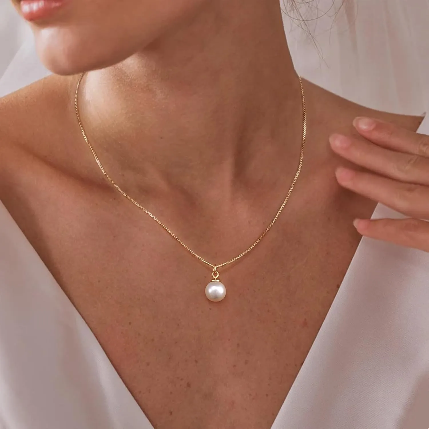 Dainty Pearl Pendant Necklaces for Women 14k Gold/Silver Plated Layered Pearl Chain Necklace Trendy Simple Box Paperclip Chain Pearl Necklace Gold Pearl Necklace Wedding Beach Gold Jewelry Gift for Women