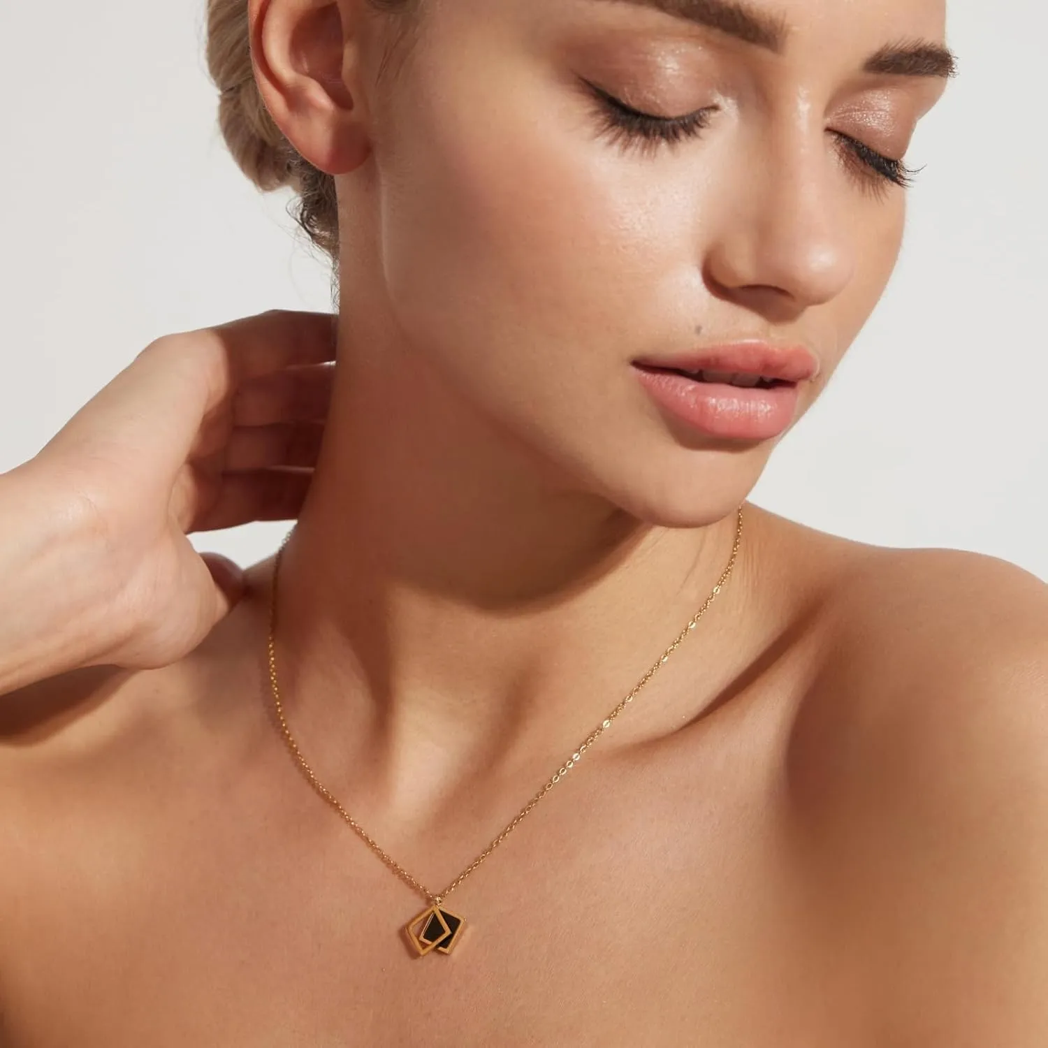 DASIQI 18k Gold Titanium Steel Filled Nature Shell Geometric Pendant Necklace Chain for Women Black White