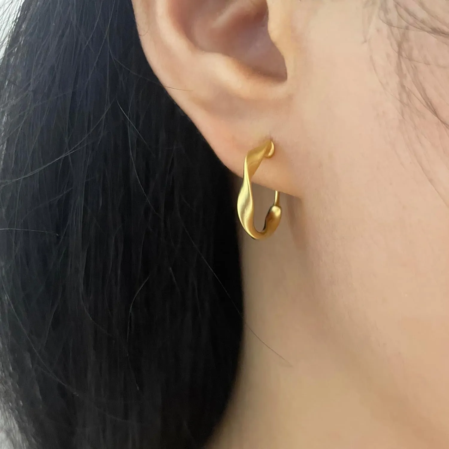 Gold Clip On Earrings for Women Twisted Matte Gold Plated Clip On Hoop Earrings Lightweight Non Pierced Clip On Hoops Adjustable No Piercing Fake Earrings