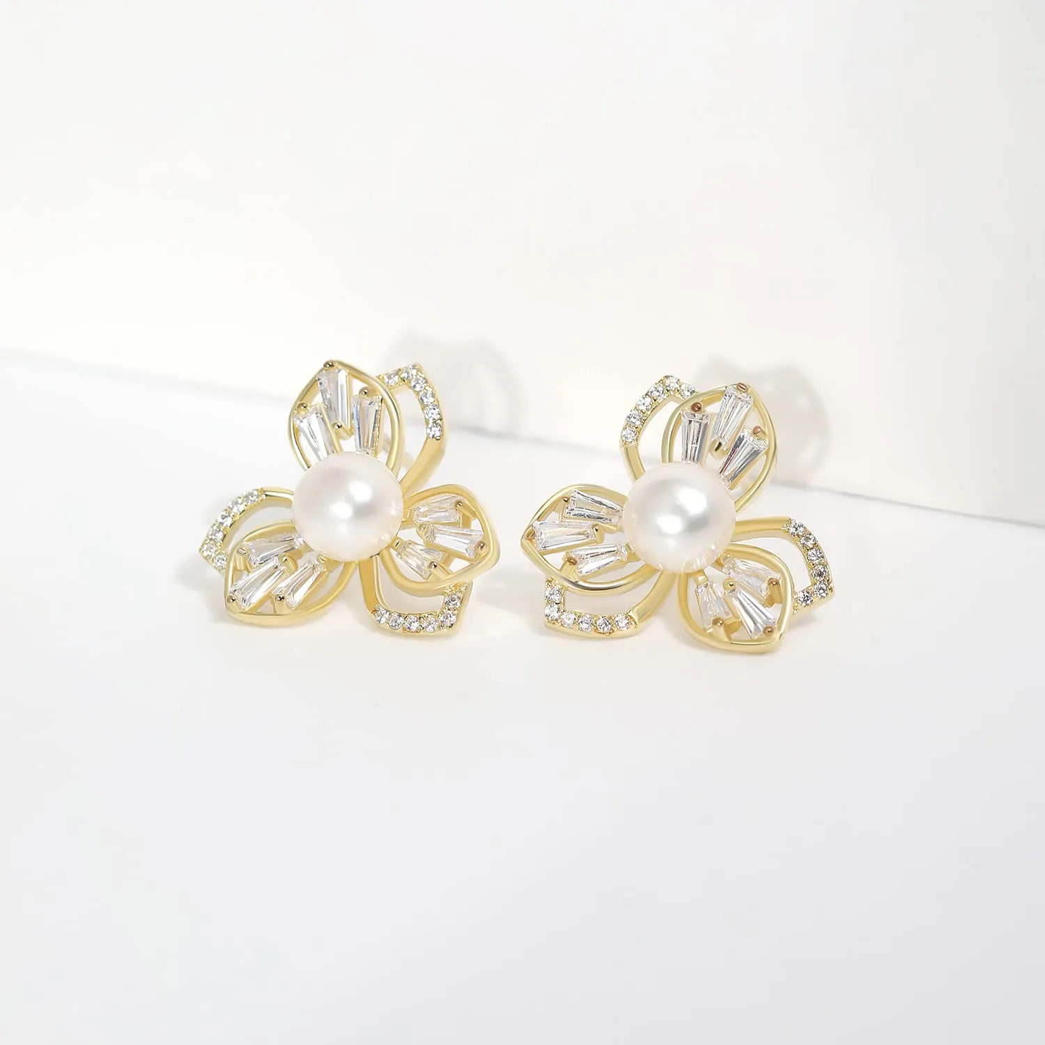 Pearl Earrings for Women Fresh Water Pearls Diamond Flower Stud Earrings Rose Gold Stud Earrings Cute Flower Stud Earrings Girls Gifts (Gold)