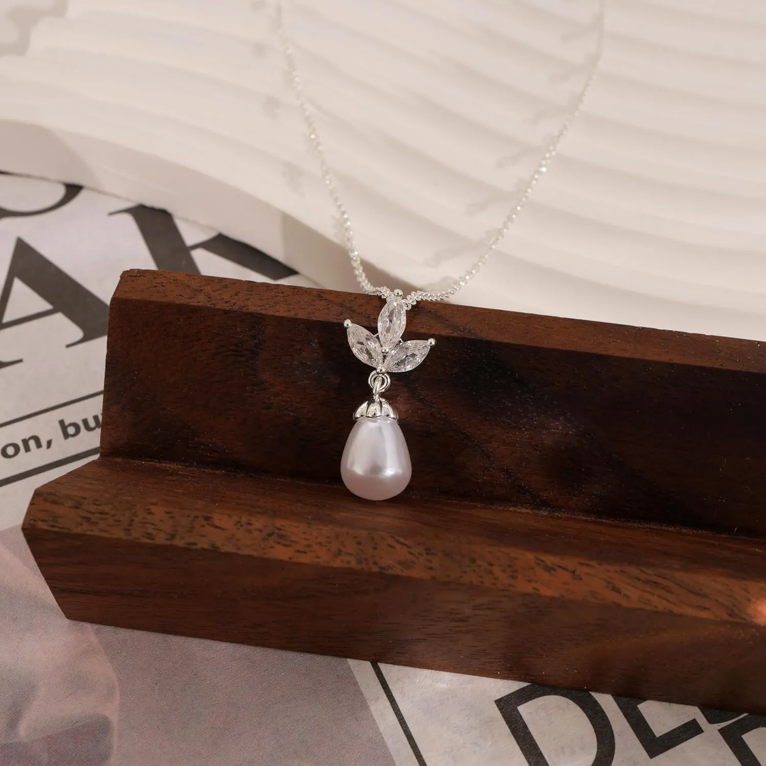 Pearl Necklaces for Women Trendy,Dainty Gold Necklace 14K Gold Plated Pearl Pendant Necklace Single Pearl Necklace Cute Choker Necklace Gold Lariat Necklace Simple Chain Necklace Bridal Gifts