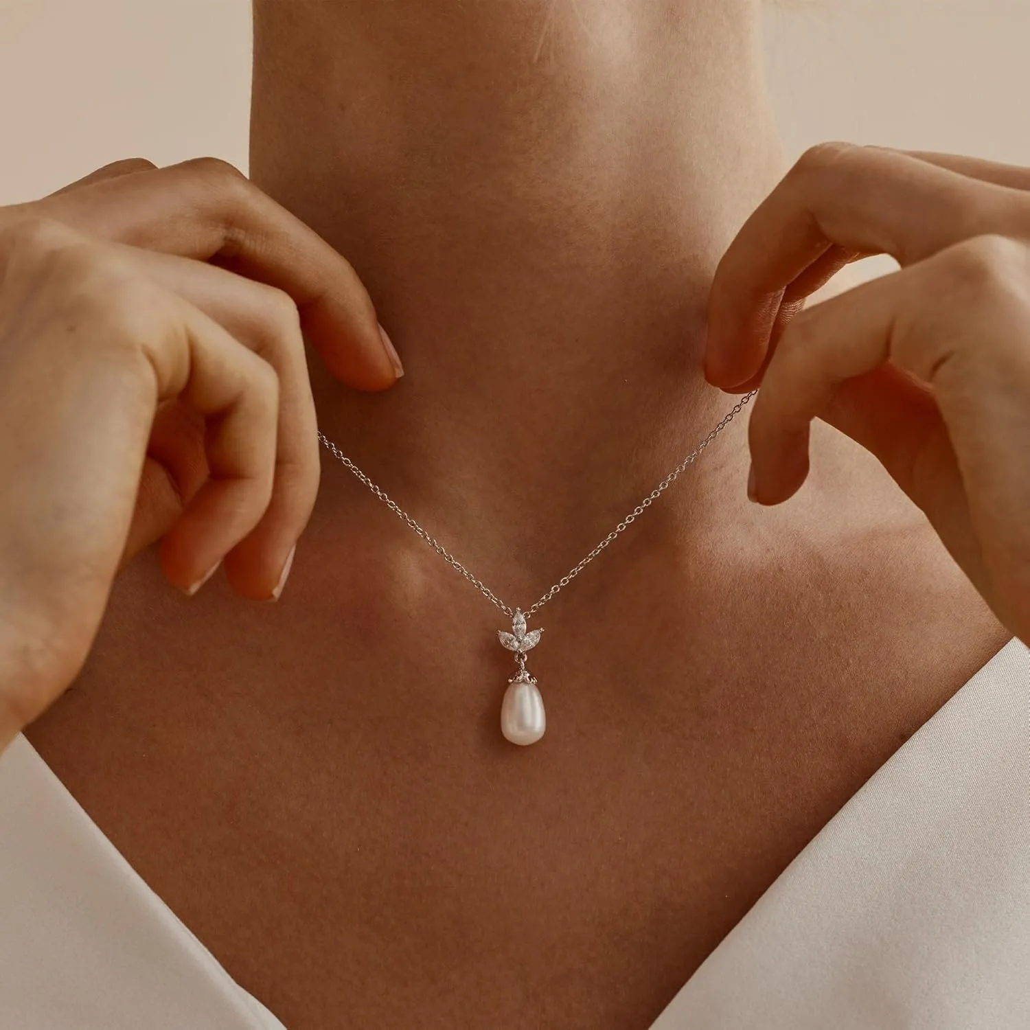 Pearl Necklaces for Women Trendy,Dainty Gold Necklace 14K Gold Plated Pearl Pendant Necklace Single Pearl Necklace Cute Choker Necklace Gold Lariat Necklace Simple Chain Necklace Bridal Gifts